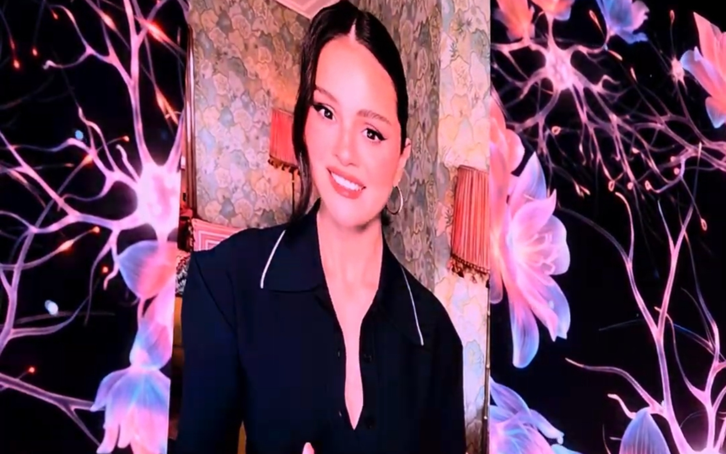 Selena Gomez delivers a recorded video message highlighting the importance of expanding access to youth mental health resources during the “Resonant Voices: Culture, Creators and Youth Mental Health” panel at SNF Nostos 2026 on June 22 in Athens (by koreaculture.gr)