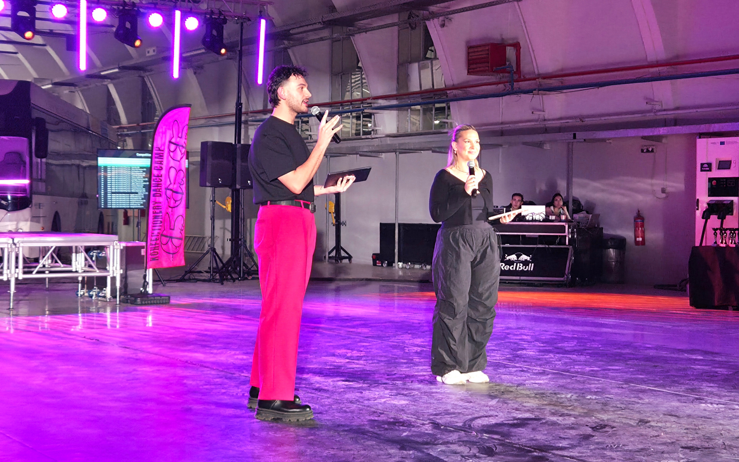 Competition hosts Giannis Papakonstantopoulos and Erifilli Vlachaki present the K-pop dance competition during Konfectionery Dance Camp in Athens on May 2 (by Koreaculture.gr)