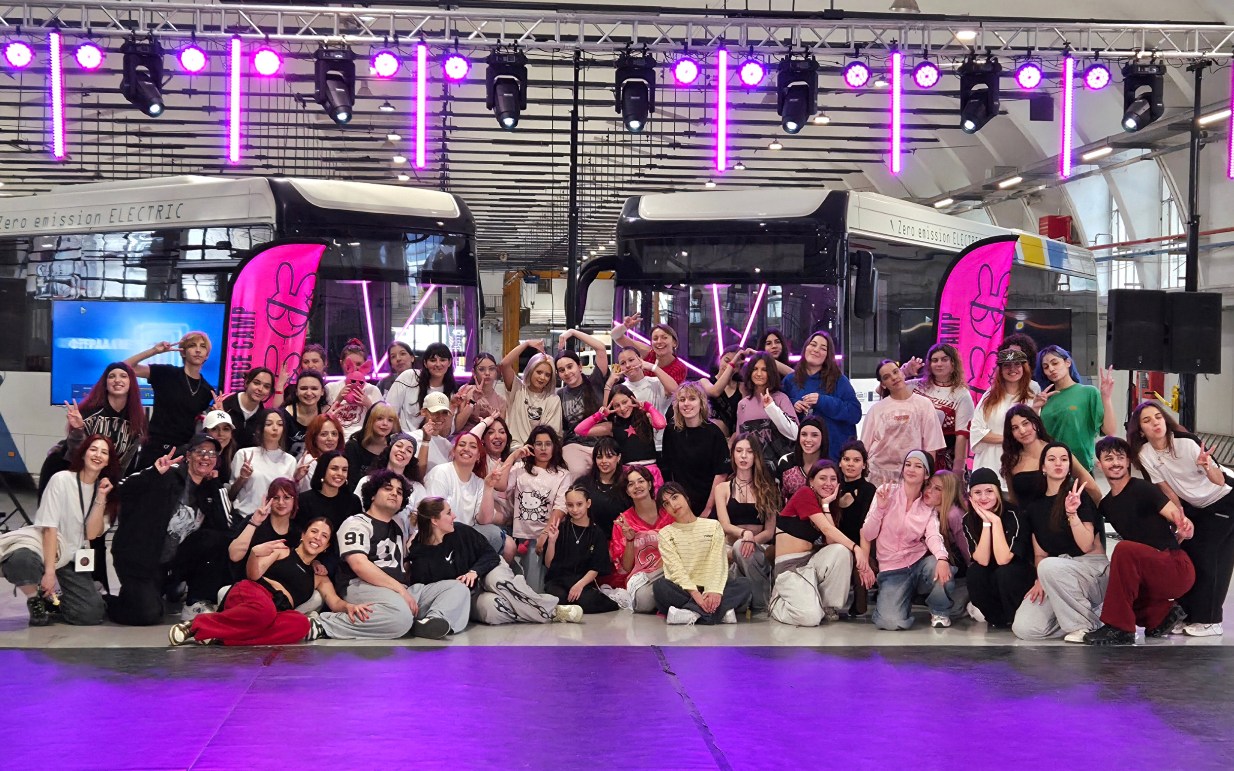 Participants pose for a group photo alongside Yan after completing her masterclass at Konfectionery Dance Camp in Athens on May 3 (by Koreaculture.gr)