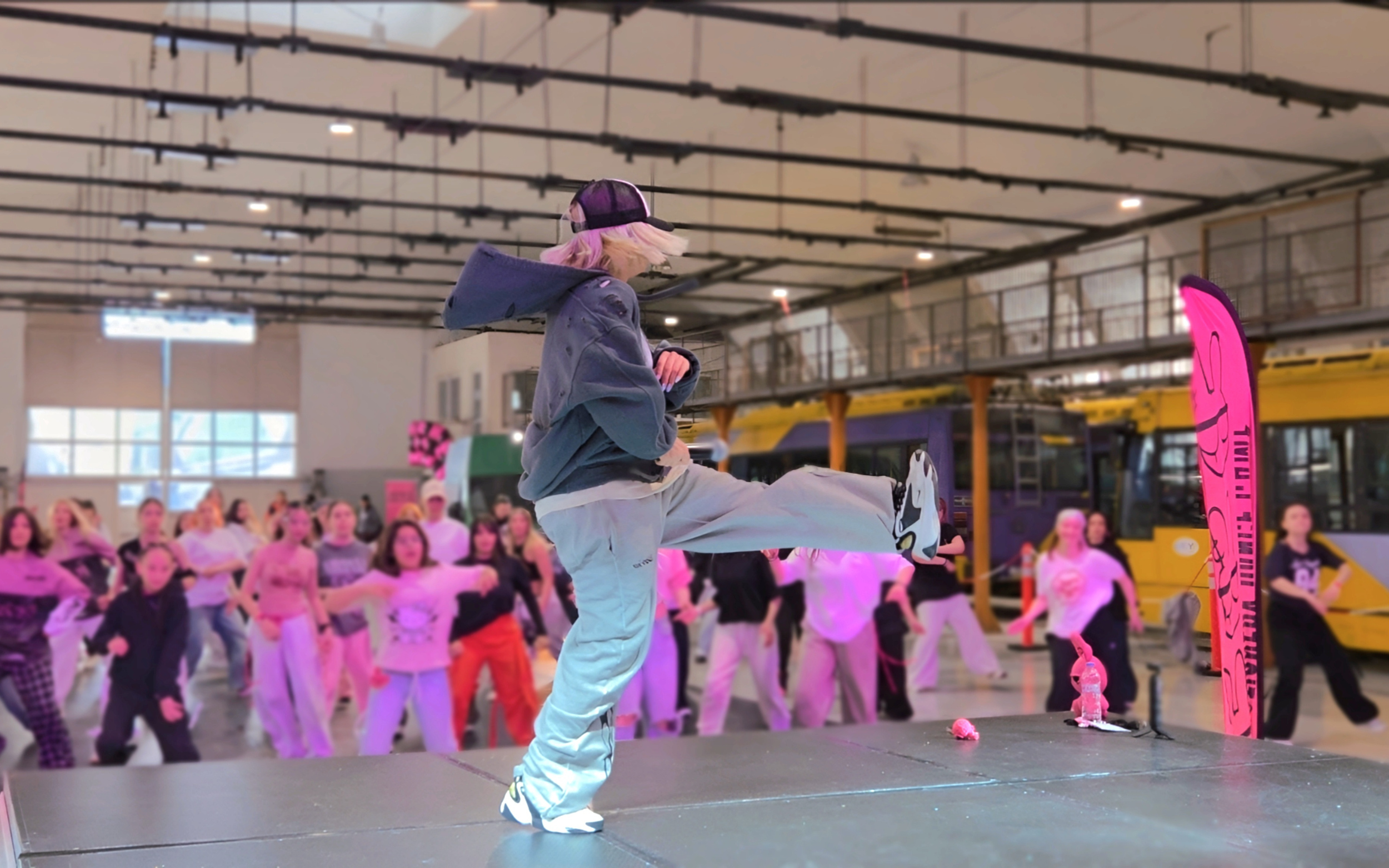 Yan's masterclass during the second day of Konfectionery Dance Camp in Athens on May 3 (by Koreaculture.gr)