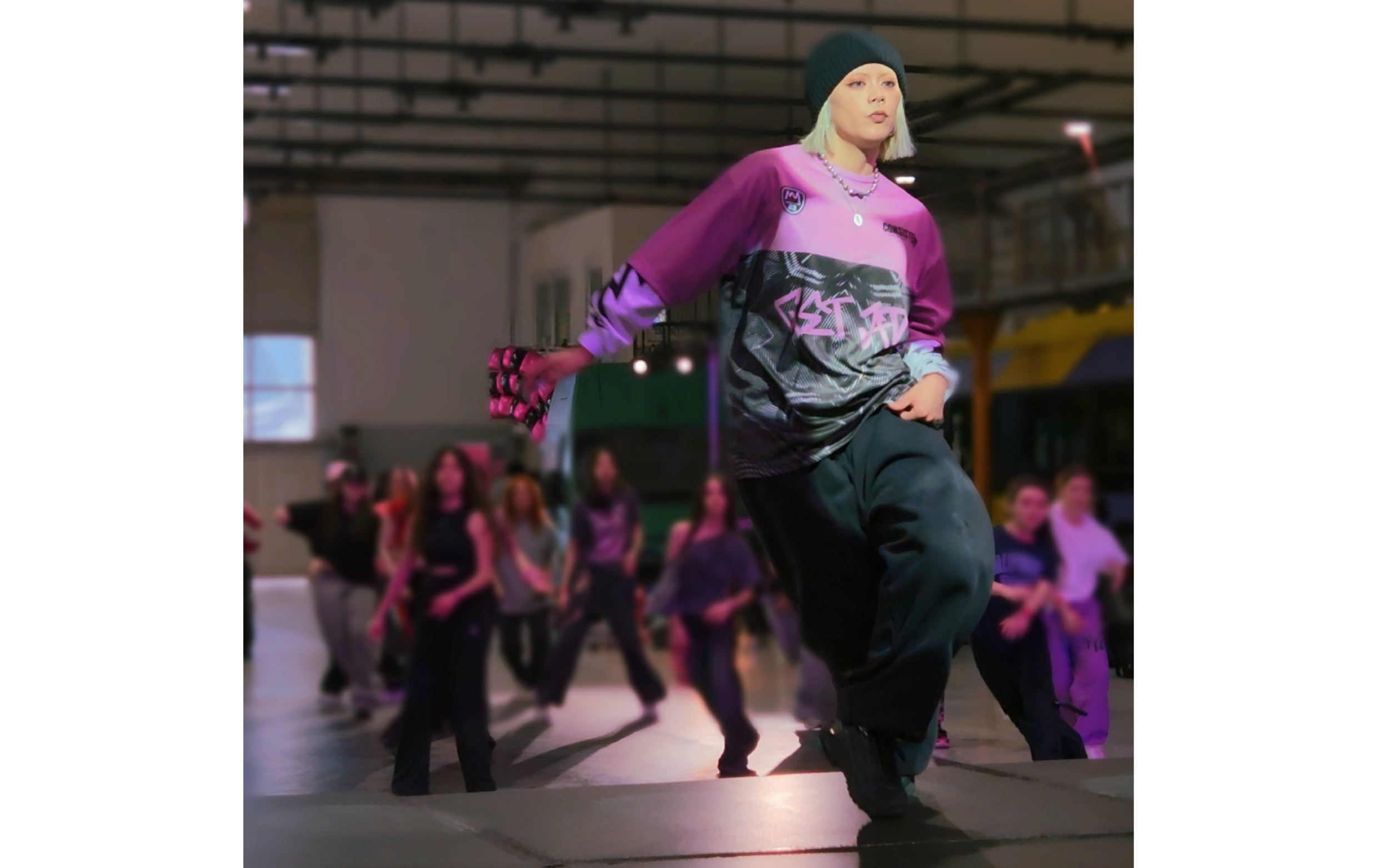 Yan teaching a street dance-inspired choreography during the first day of Konfectionery Dance Camp in Athens on May 2 (by Koreaculture.gr)