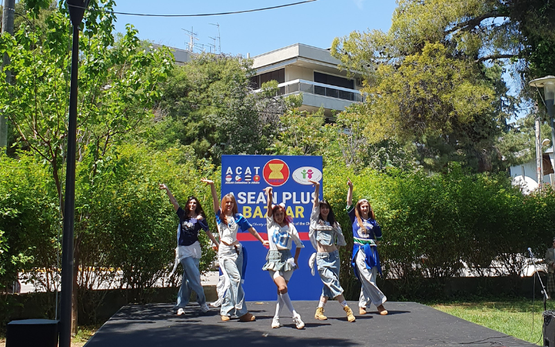 We Serein performance on stage, May 4 (by Koreaculture.gr)